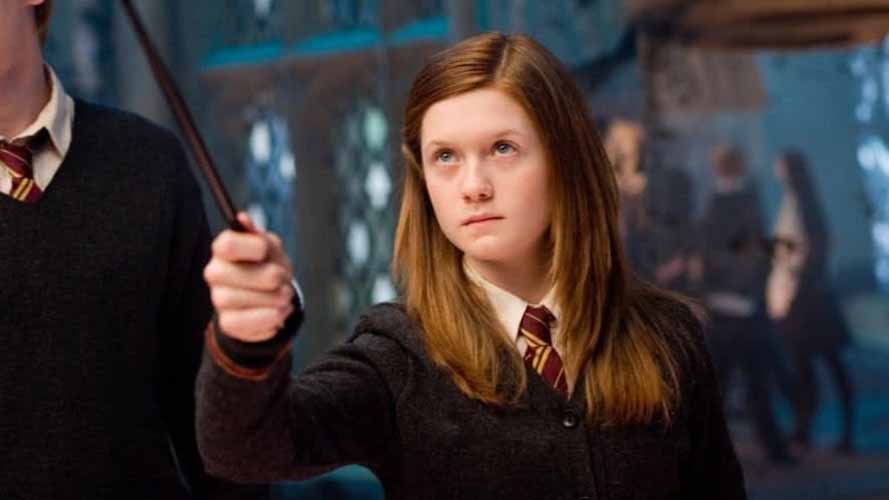 Gina Weasley (Bonnie Wright) – Irmã mais nova de Ron, começa tímida, mas se torna uma bruxa poderosa. Valente e decidida, tem papel importante na resistência contra Voldemort.