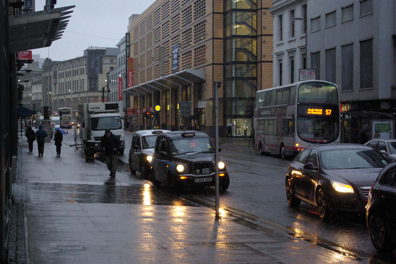 Glasgow (Escócia, Reino Unido) – A cidade recebe chuvas frequentes devido a frentes úmidas vindas do Atlântico. Isso mantém seus parques sempre verdes, mas os dias cinzentos e chuvosos são comuns.
