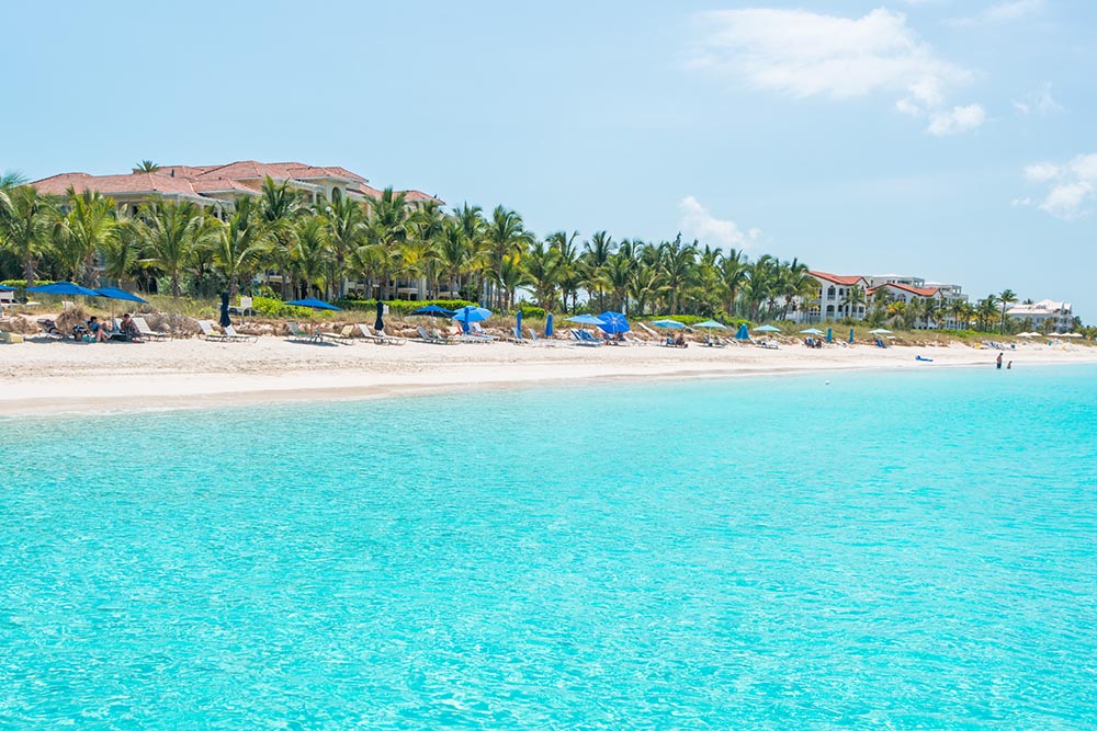 Praias calmas que atraem famílias em diversos países