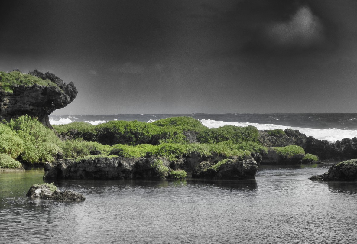 Alguns, como Porto Rico e Guam, são habitados e têm governos locais, enquanto outros são ilhas desabitadas usadas para pesquisa ou fins militares.