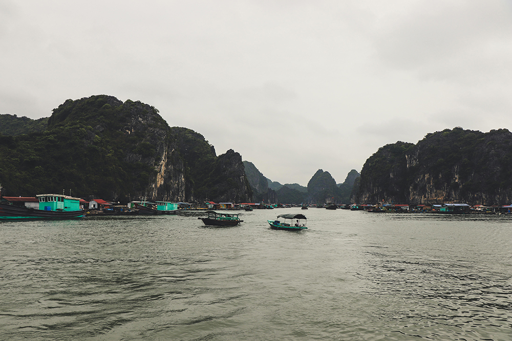 Enseada de Ha Long (Vietnã) – Descoberta por navegadores locais há séculos, é Patrimônio da Humanidade pela UNESCO devido às suas ilhas calcárias e águas esmeralda. Foi um importante ponto comercial e hoje atrai turistas para passeios de barco entre suas formações rochosas espetaculares.
