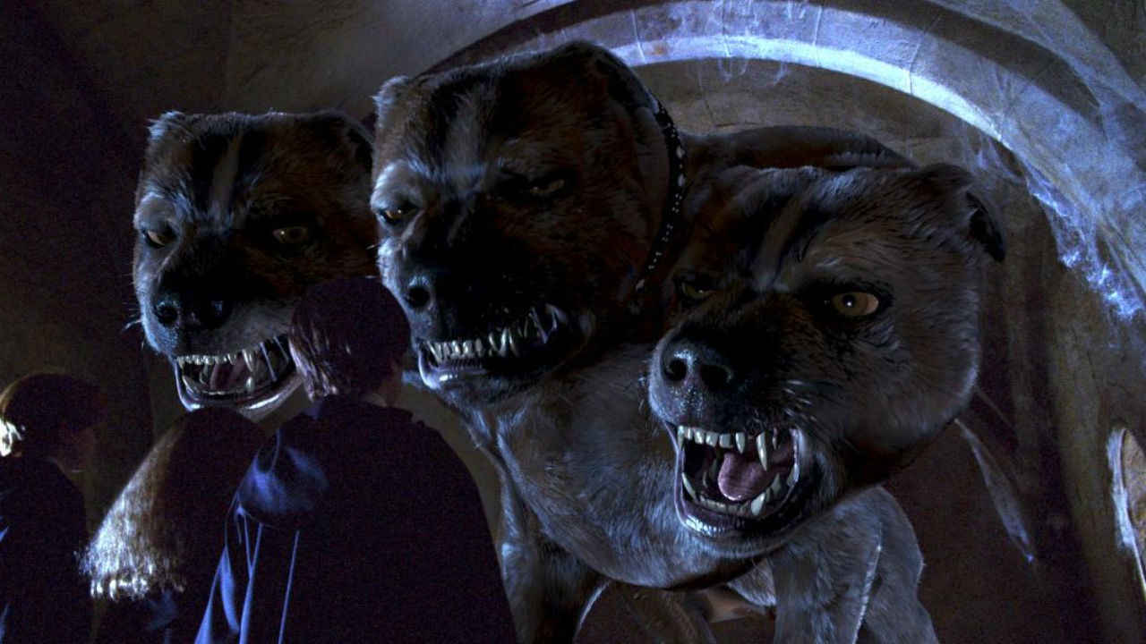 Fofo – Cachorro gigante de três cabeças que guarda a Pedra Filosofal. Inspirado em Cérbero da mitologia grega, pode ser acalmado com música.

