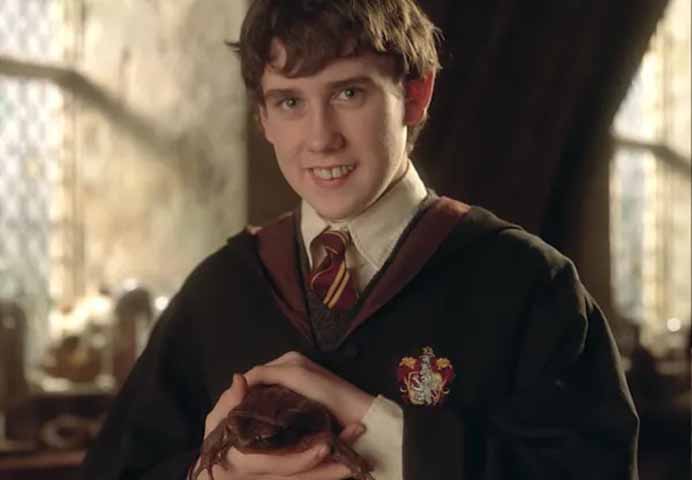 Trevor – Sapo de estimação de Neville Longbottom, frequentemente perdido. Apesar de parecer insignificante, simboliza a desorganização e o crescimento de Neville.
