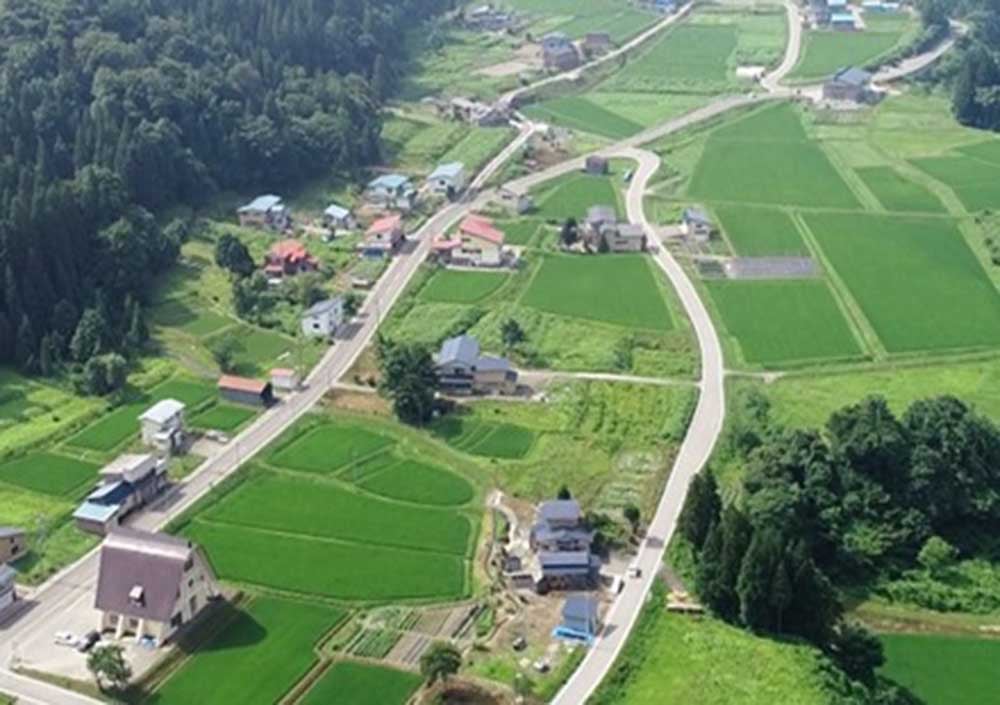 Higashinaruse (Akita): Possui aproximadamente 2.300 habitantes e é reconhecida por suas paisagens naturais e festivais tradicionais.
