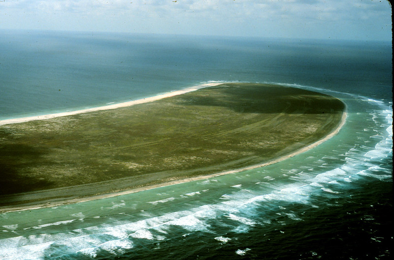 Ilha Howland, Ilha Baker e Ilha Jarvis – Pequenas ilhas desabitadas no Pacífico central, cada uma com menos de 5 km². São protegidas como reservas ecológicas dos EUA. Howland ficou famosa por ter sido o destino planejado do voo desaparecido de Amelia Earhart.