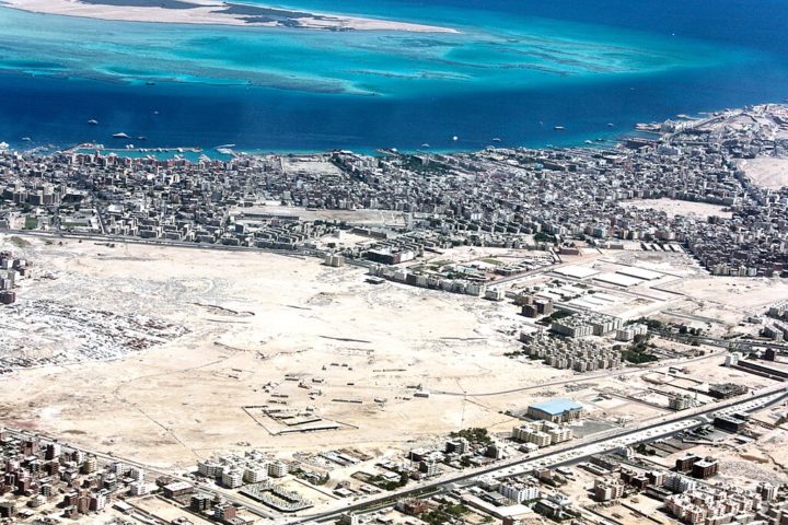 Originalmente, Hurghada era uma pequena vila de pescadores, mas, com o crescimento do turismo nas últimas décadas, transformou-se em um importante centro de lazer e entretenimento, atraindo visitantes do mundo todo.-wikimedia commons/creative commons/Edal Anton Lefterov