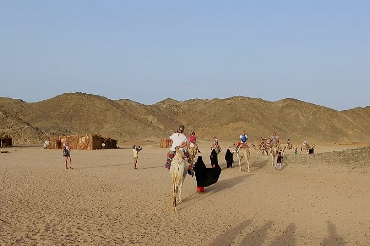 A cidade também serve como ponto de partida para excursões ao deserto, onde visitantes podem fazer safáris de jipe, andar de camelo e conhecer tribos beduínas.-reprodução/youtube