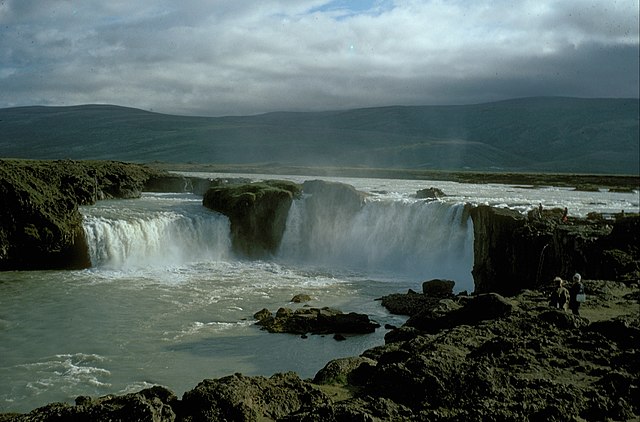 Godafoss – Islândia (Parque Nacional de Vatnajökull): Imponente, mas com trechos de água calma para contemplação.
