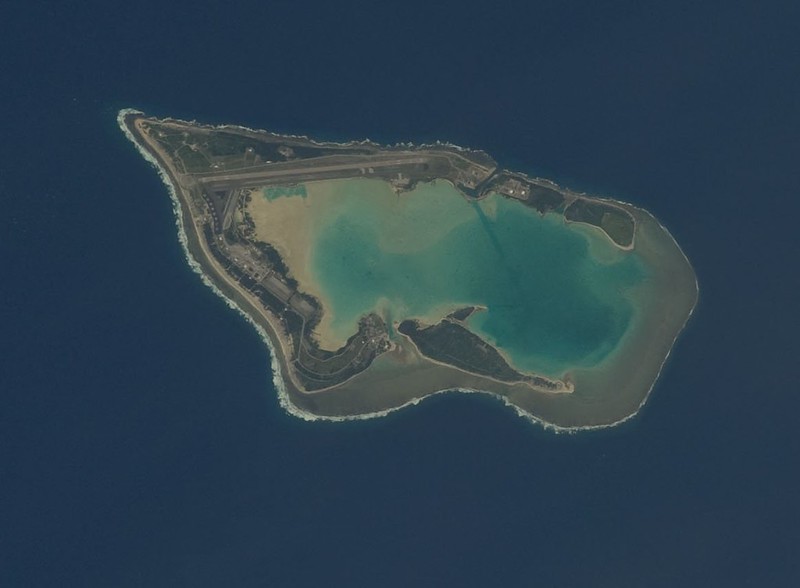 Ilha Wake – Pequena ilha de 7,4 km² no Pacífico, sem população fixa, usada como base militar e aérea dos EUA. Foi ocupada pelos japoneses na Segunda Guerra Mundial. Atualmente, é controlada pela Força Aérea americana e usada para testes de defesa.
