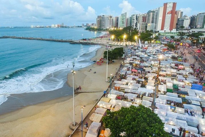 Compreendendo bairros como Meireles, Mucuripe e parte da Praia de Iracema, a Ã¡rea abriga hotÃ©is de luxo, restaurantes, bares e a famosa feirinha de artesanato da Beira-Mar.