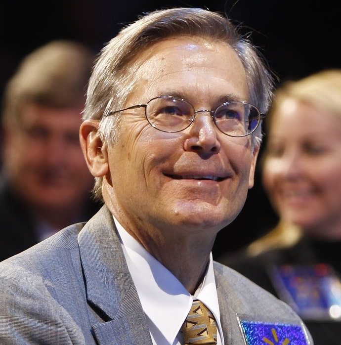 9º) James Walton (patrimônio de US$ 117,5 bilhões) - Mais um filho de Sam Walton, fundador do Walmart. Herdou parte da fortuna e tem participação nos negócios da família.

