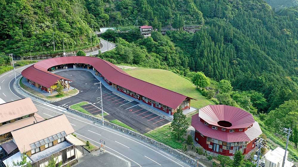 Kamikatsu (Tokushima): Possui aproximadamente 1.500 habitantes e é reconhecida por suas iniciativas de 