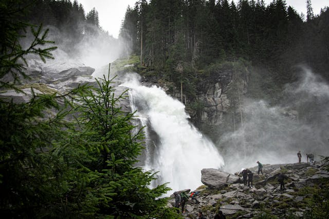 Krimml Falls – Krimml, Áustria (Parque Nacional Hohe Tauern): Série de quedas suaves em meio a montanhas verdes.
