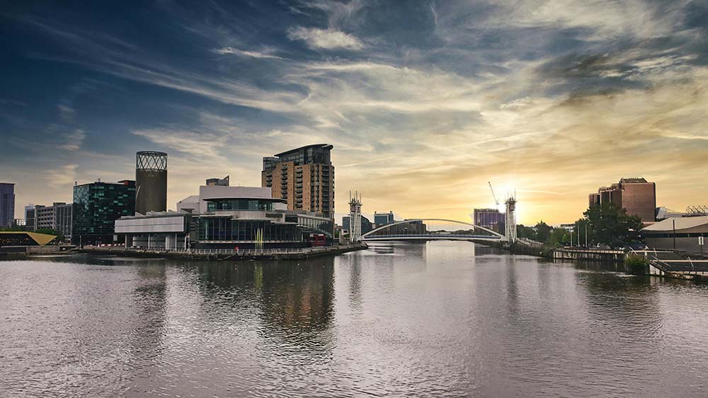 Manchester (Inglaterra, Reino Unido) – A cidade é conhecida pelo clima úmido, causado pelas correntes atlânticas. Isso favorece os parques, mas o céu cinza predomina.
