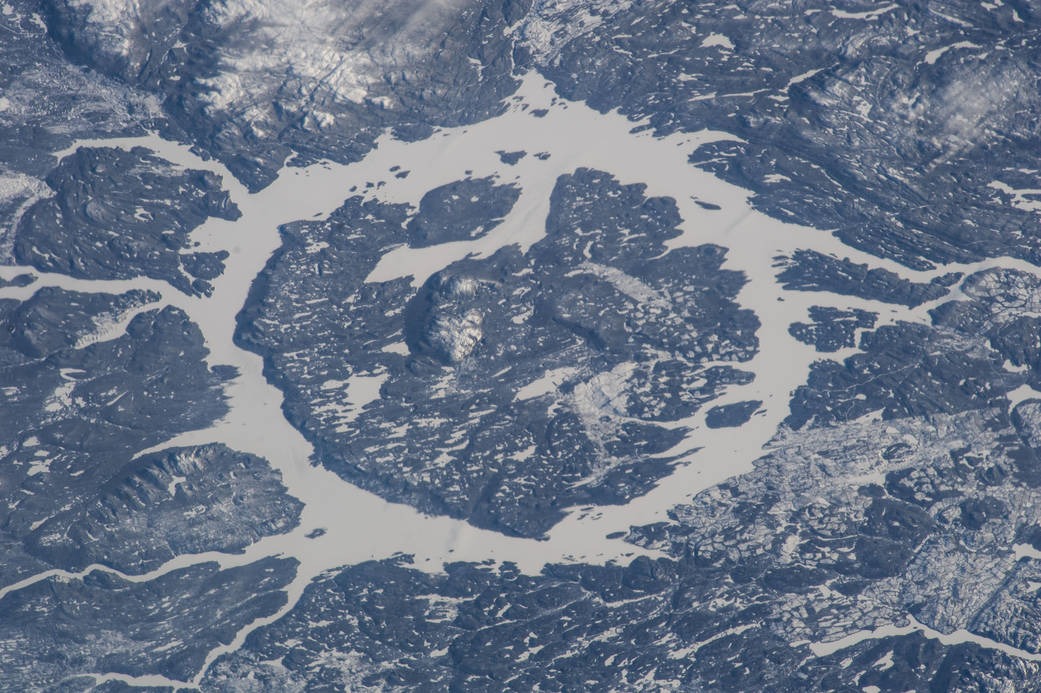 Quebec (Canadá) - A Cratera de Manicouagan foi formada há 215 milhões de anos. Tem 100 km de diâmetro e é bem preservada, com um lago que, visto do espaço, se destaca pelo formato circular bem definido. Seu apelido é 
