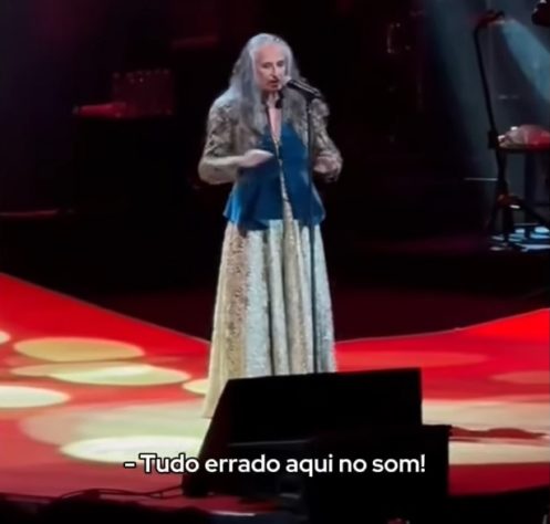 Maria Bethânia se irrita com equipe e dá bronca durante show no Rio