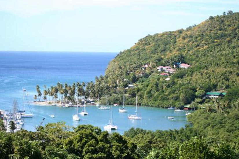 Enseada de Marigot (Santa Lúcia) – Considerada uma das enseadas mais bonitas do Caribe, foi usada como refúgio de piratas e posteriormente por marinheiros franceses. Suas águas calmas a tornaram um ponto estratégico durante a colonização. Hoje, é um destino sofisticado com resorts e atividades náuticas.