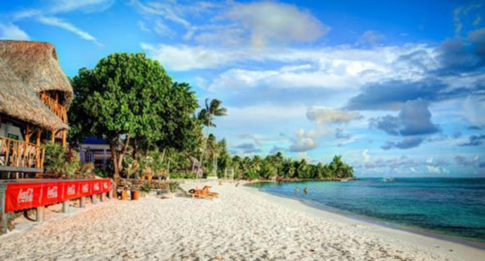 Matira Beach (Bora Bora, Polinésia Francesa): Com mar azul-turquesa e pouca profundidade, essa praia paradisíaca é segura e perfeita para crianças.