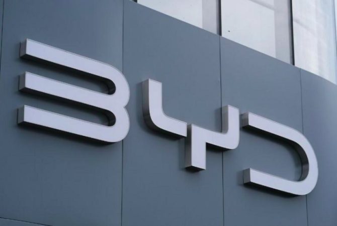 Escalada notável: Montadora chinesa BYD supera receita da Tesla em 2024