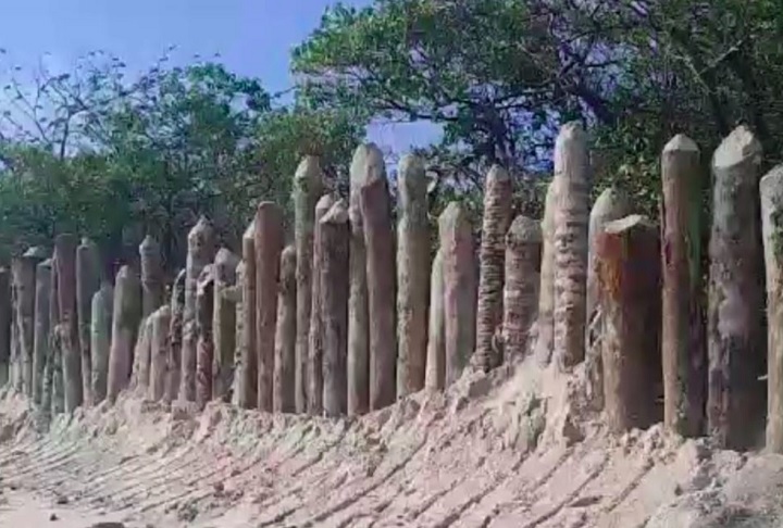 A polêmica teve início após a construção do muro, feito com toras de madeira, que tem dificultado o acesso público à praia.