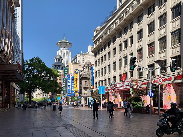 Nanjing Road – Principal rua comercial da cidade, com lojas de luxo e mercados locais. Iluminação vibrante e vida noturna intensa fazem dela um dos melhores lugares para passear e fazer compras.
