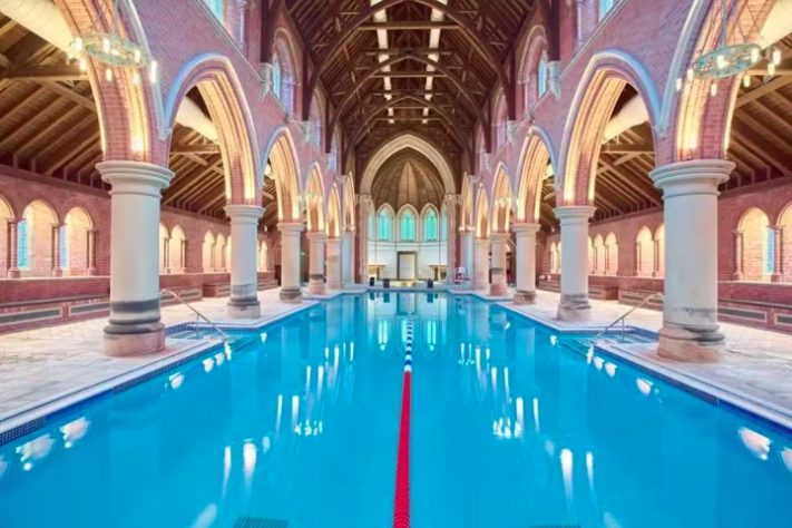 Piscina em capela de antigo hospital psiquiátrico vira atração em Londres