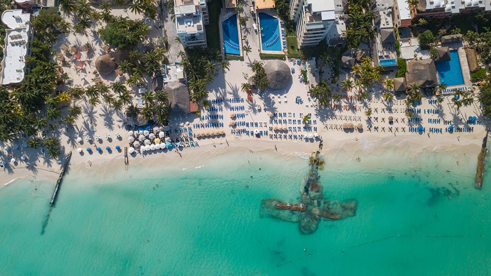 Playa Norte (México): Localizada na Isla Mujeres, tem águas rasas e calmas, sendo uma das melhores opções para quem quer aproveitar o mar sem riscos.
