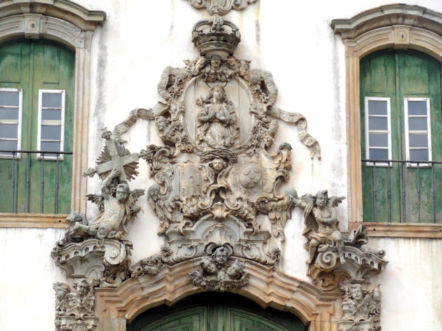 Relevo na portada da Igreja de S. Francisco, Ouro Preto, obra de Aleijadinho.