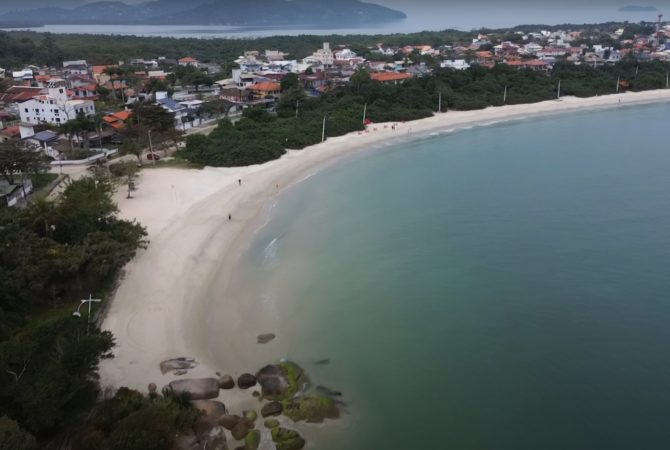 Praias calmas pelo Brasil: refúgios para relaxar