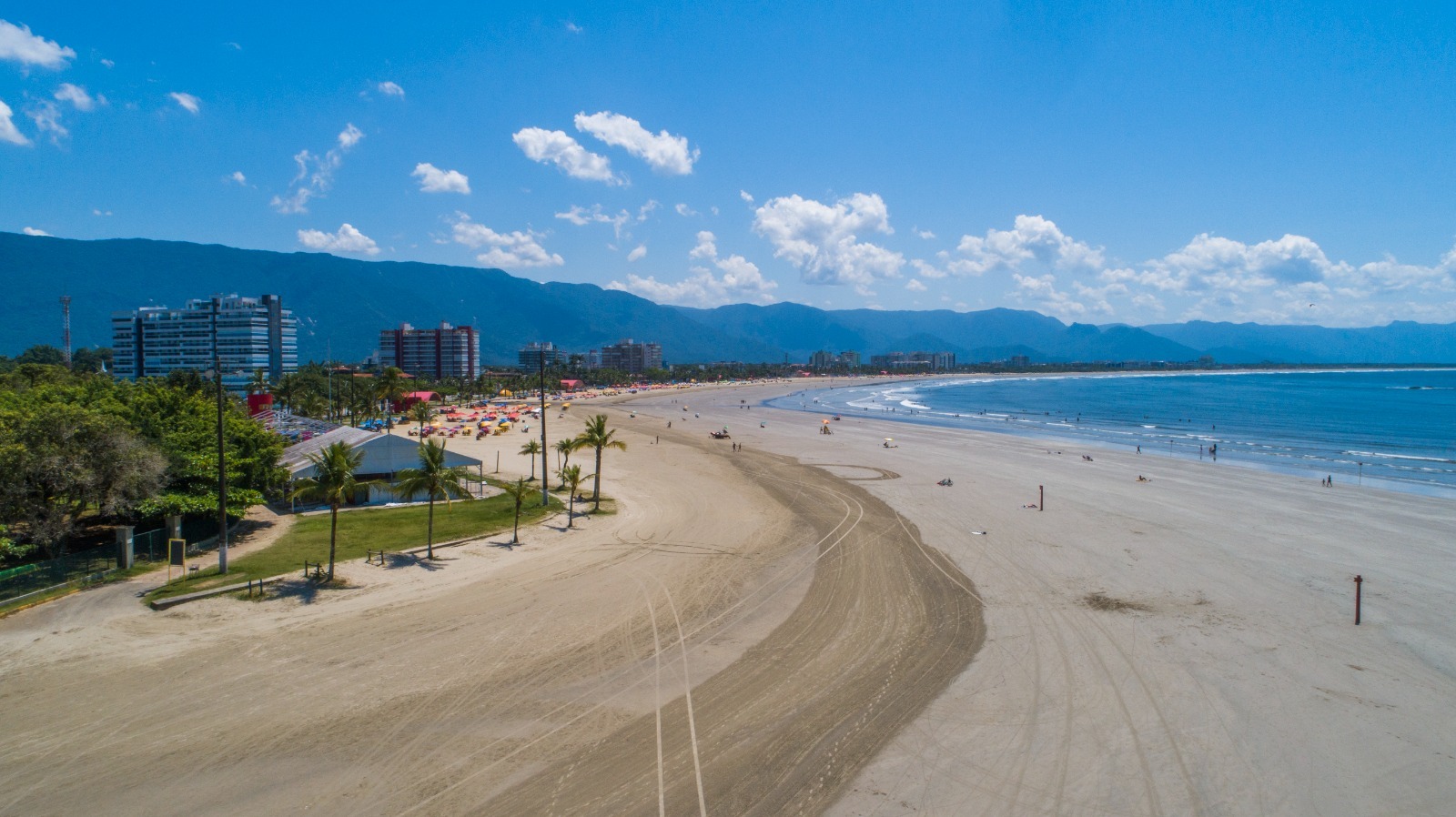 Enseada de Bertioga (Brasil) – Situada no litoral paulista, é uma das maiores e mais preservadas enseadas do estado de São Paulo. Historicamente, foi um ponto estratégico durante a colonização e hoje atrai turistas por suas praias tranquilas e natureza exuberante. A presença do Forte São João, o mais antigo do Brasil, reforça sua importância.