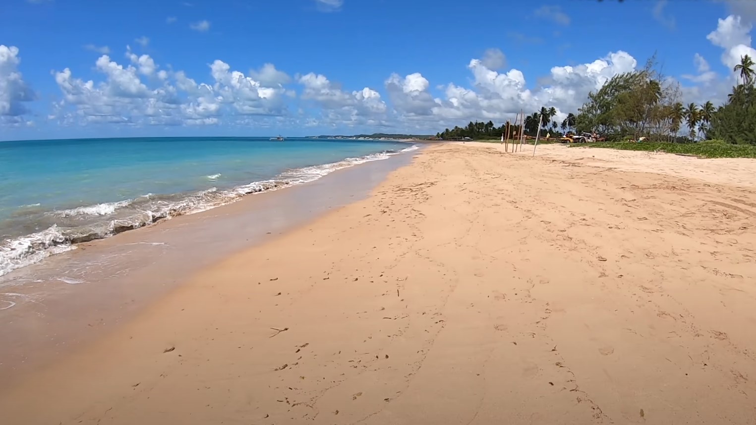 Praia de Maragogi (AL): Conhecida como o "Caribe Brasileiro", tem piscinas naturais e mar calmo, sendo excelente para famílias e mergulho com snorkel.-Reprodução Youtube