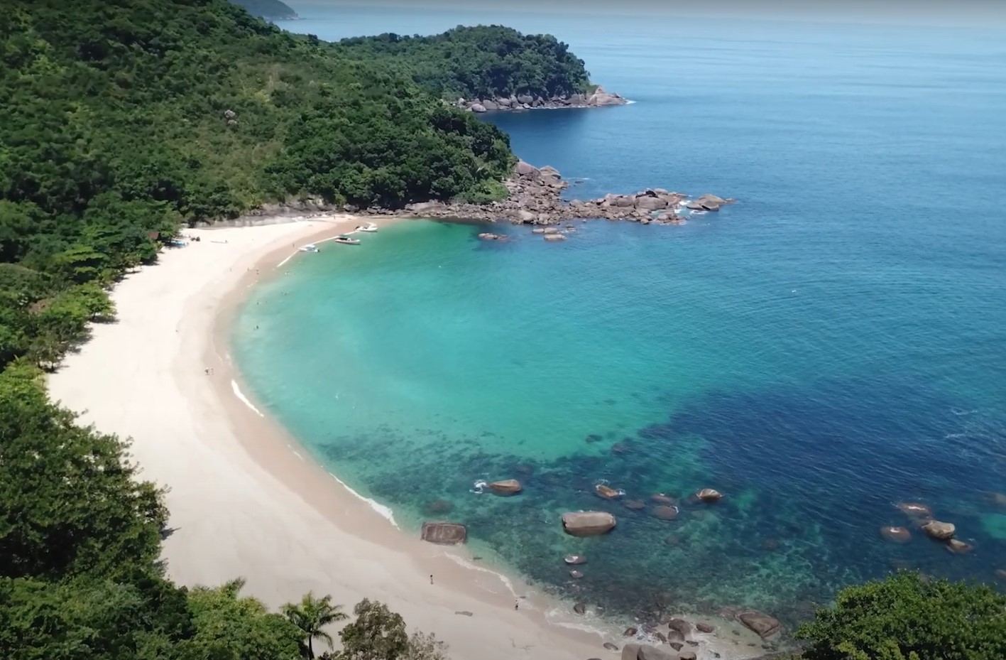 Praia do Bonete (SP): Em Ilhabela, essa praia tem águas tranquilas e preservadas, além de ser menos movimentada, garantindo sossego aos visitantes.-Reprodução Youtube