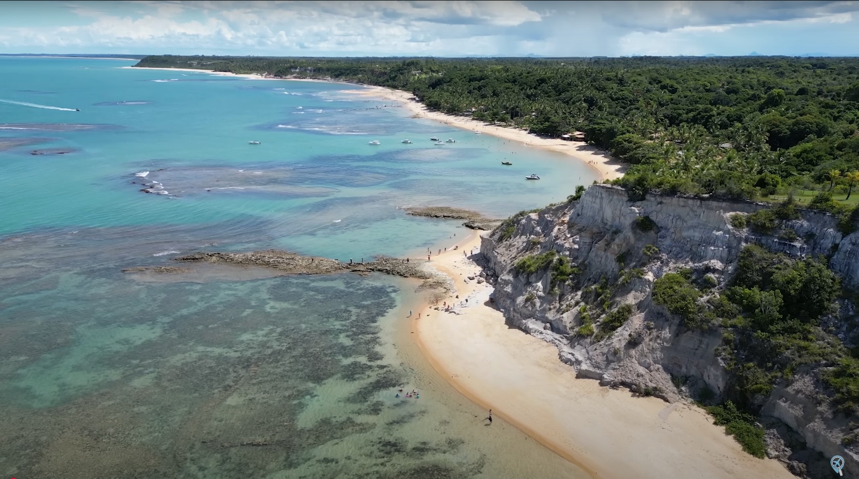 Praia do Espelho (BA): Localizada em Trancoso, tem mar calmo, águas cristalinas e piscinas naturais na maré baixa, sendo perfeita para famílias e casais.-Reprodução Youtube