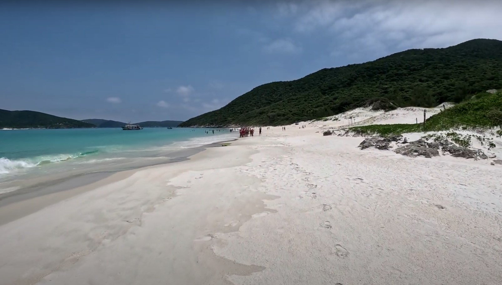 Praia do Farol (RJ): Situada em Arraial do Cabo, tem águas cristalinas e tranquilas, protegidas por uma enseada que reduz o impacto das ondas.-Reprodução Youtube