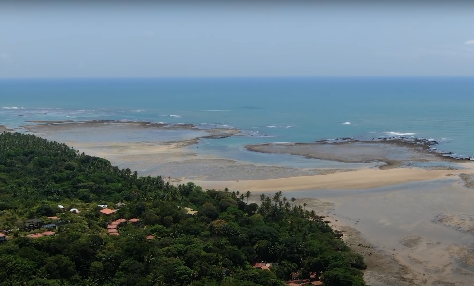 Praia do Moreré (BA): Localizada em Boipeba, é acessível por barco e tem águas rasas e calmas, sendo um refúgio paradisíaco para quem quer relaxar.
-Reprodução Youtube