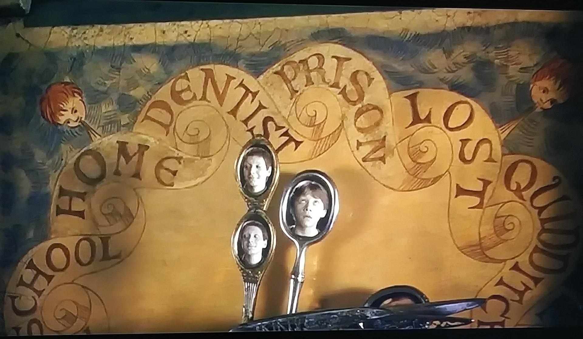 Relógio dos Weasley – Objeto único que mostra a localização e o estado de cada membro da família Weasley. Indica perigos, como quando todos os ponteiros apontam para 