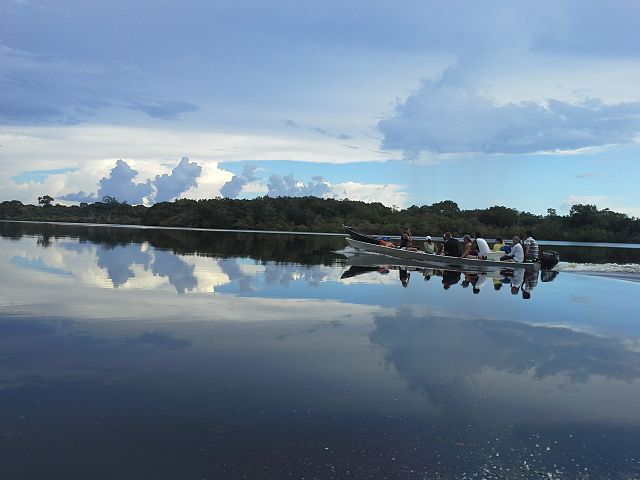 Rio Amazonas – Separa partes do Brasil, Colômbia e Peru; maior rio do mundo em volume de água, crucial para a biodiversidade da Amazônia.