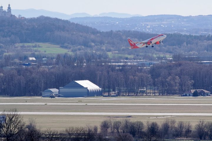 Esse sistema entra em ação quando a aeronave está abaixo de 2.500 pés (cerca de 760 metros), emitindo alertas sonoros na cabine à medida que desce.-wikimedia commons/creative commons/Jakub Ha?un