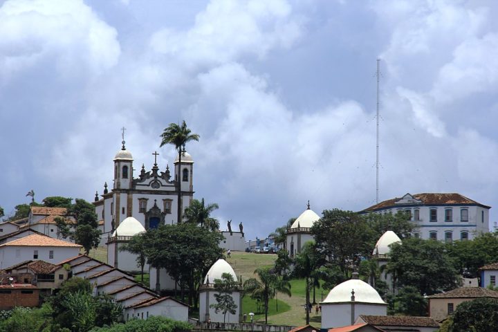 O local foi escolhido por sua beleza natural e por estar em uma região de grande circulação de viajantes e peregrinos.