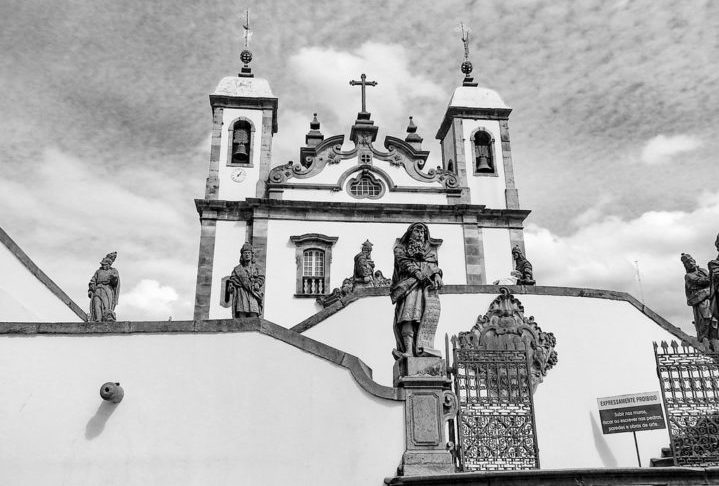 O santuário foi idealizado por Feliciano Mendes, um ex-minerador português, que fez uma promessa de erguer o templo caso fosse curado de uma doença grave. 