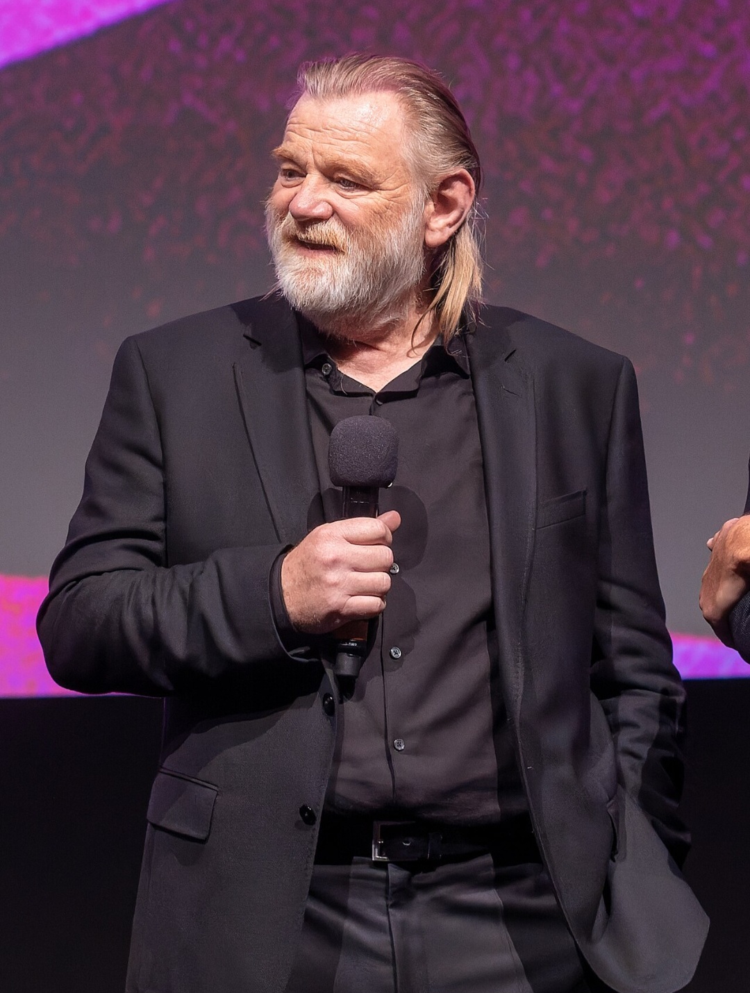 Brendan Gleeson – Nascido em 1955, em Dublin, é um dos maiores veteranos da Irlanda. Indicado ao Oscar por Os Banshees de Inisherin, também marcou presença em Harry Potter, Braveheart e Na Mira do Chefe.