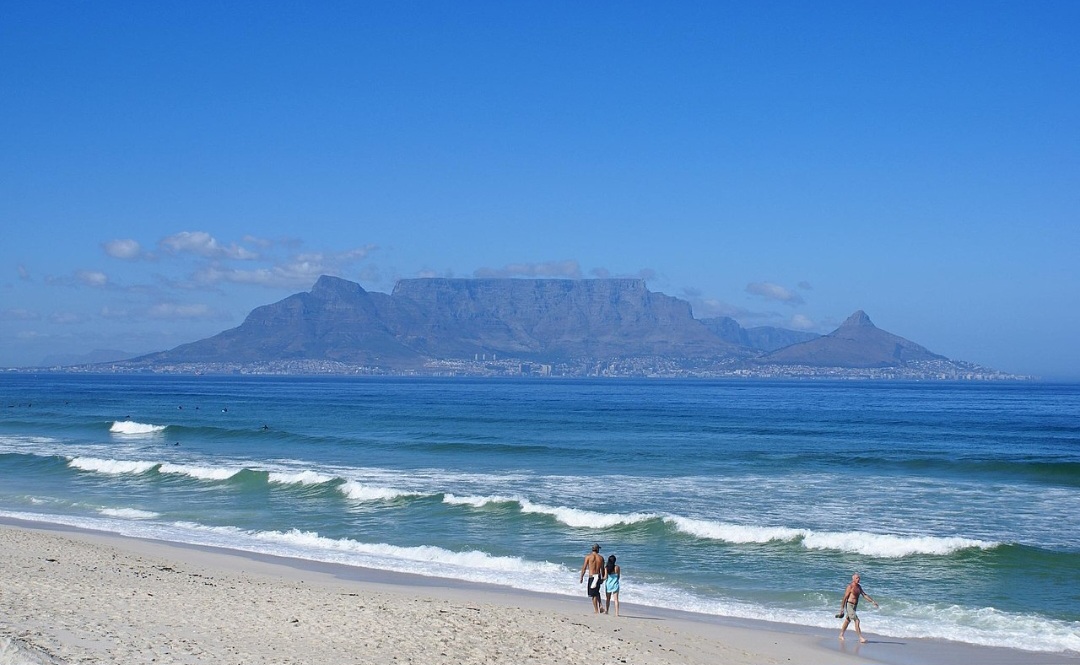 Table Mountain (África do Sul) – Localizada na Cidade do Cabo, tem um topo achatado que lembra uma mesa, formado por erosão ao longo de milhões de anos. Foi referência para navegadores desde o século XV. Seu teleférico e trilhas oferecem vistas espetaculares do oceano Atlântico.