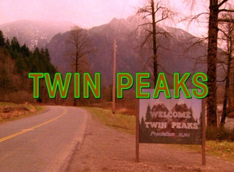 Twin Peaks
A série ficou famosa por inventar lendas, entidades sobrenaturais e locais misteriosos apresentados como parte de antigas tradições da região. O clima faz parecer que os acontecimentos têm base em histórias reais.