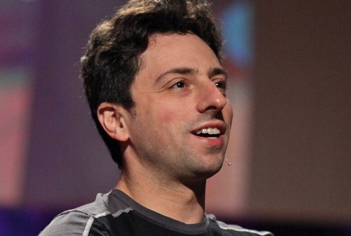 6º) Sergey Brin (patrimônio de US$ 160,5 bilhões) - Cofundador do Google ao lado de Larry Page. Foi fundamental no desenvolvimento do mecanismo de busca e do modelo de negócios da companhia.