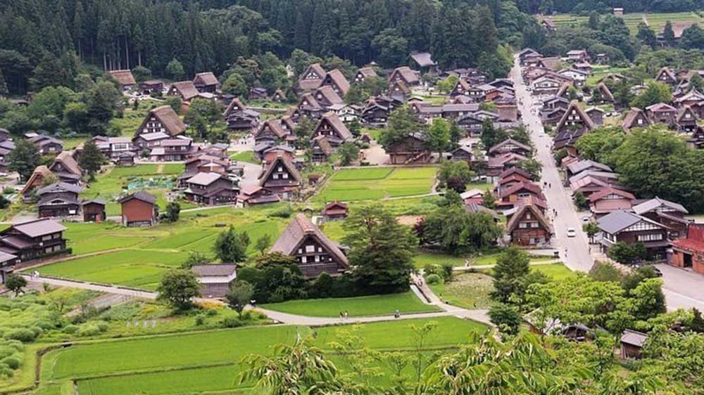 Shirakawa (Gifu): Embora seja uma vila, tem aproximadamente 1.600 habitantes. Famosa por suas casas tradicionais 