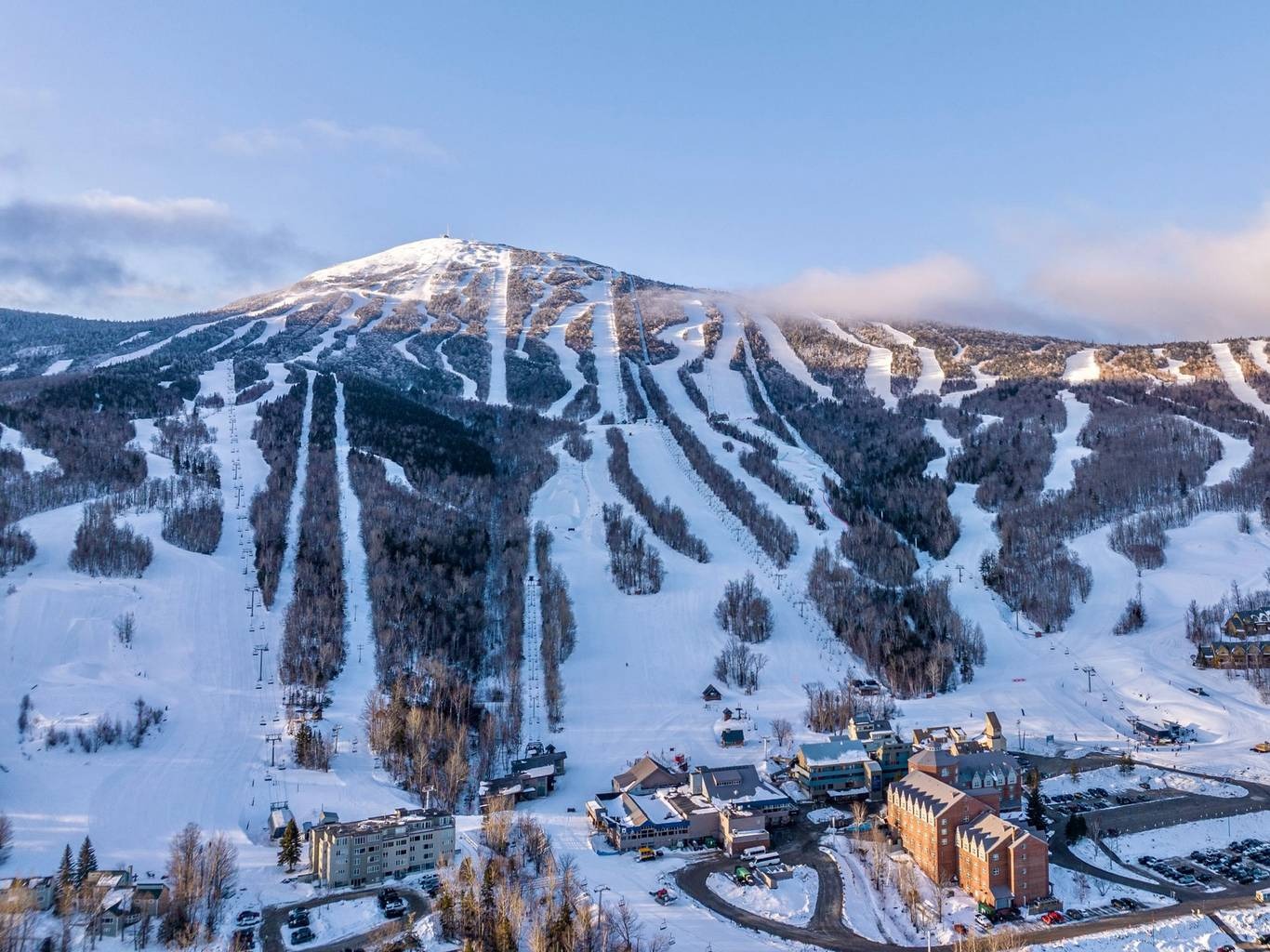 Sugarloaf Mountain (EUA) â?? Localizada no estado de Maine, tem um formato cÃŽnico distinto e Ã© uma das principais montanhas para esqui da regiÃ£o. Sua origem remonta a processos glaciais que esculpiram seu relevo suave. AlÃ©m do turismo de inverno, oferece trilhas e vistas panorÃ¢micas no verÃ£o.

