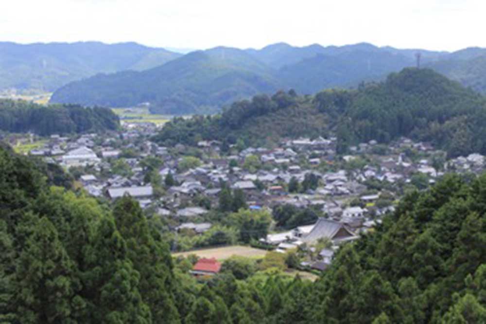 Toho (Fukuoka): Com cerca de 2.000 residentes, Ã© conhecida por suas cerÃ¢micas tradicionais e paisagens rurais.