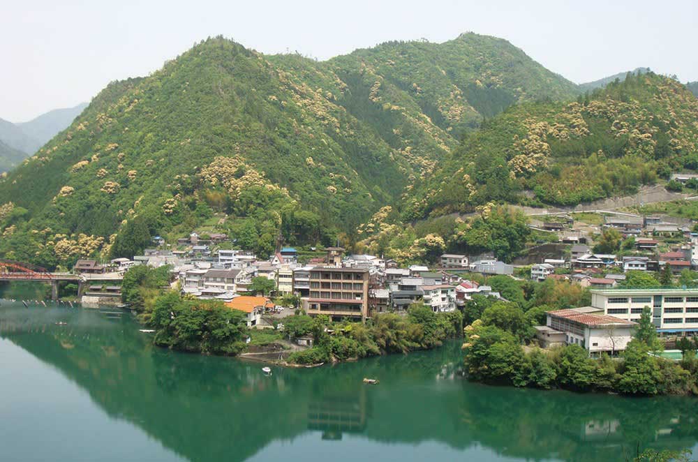 Totsukawa (Nara): Com cerca de 3.500 moradores, é a maior vila do Japão em termos de área e é conhecida por suas fontes termais e pontes suspensas.
