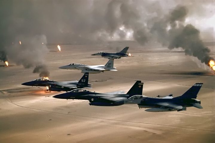 Além disso, a região desempenhou um papel significativo em conflitos modernos, como a Guerra do Golfo e a invasão do Iraque em 2003, quando as forças militares atravessaram essas terras áridas para alcançar Bagdá e outras áreas-chave do país.