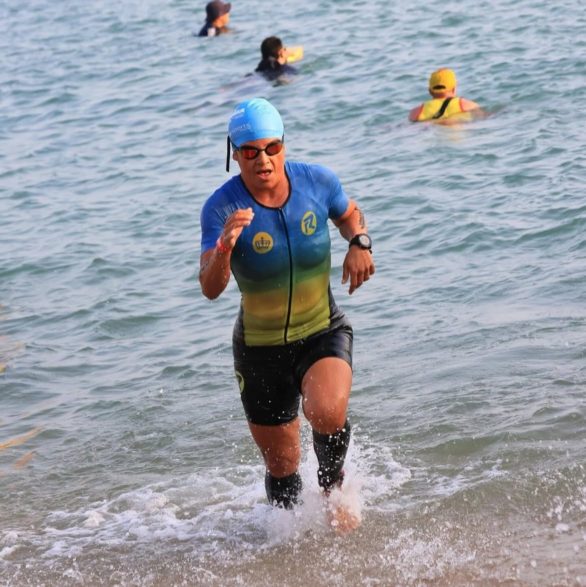 A triatleta tinha 39 anos, trabalhava como educadora e participava de uma prova de duathlon, que inclui natação e corrida.